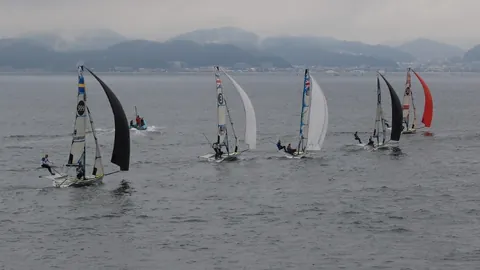 南雨绵绵湿冷袭南，北风将至气温转凉。